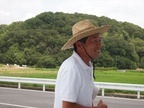 堆肥・バスの送迎担当　出射さん　笑顔と麦わら帽子がステキ！