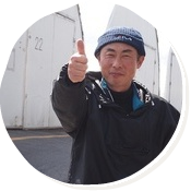 栽培担当竹田さん　照れながらもポーズバッチリ！