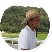 堆肥・バスの送迎担当　出射さん　笑顔と麦わら帽子がステキ！